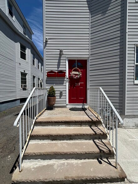 Building Photo - 213 Lakeview Ave