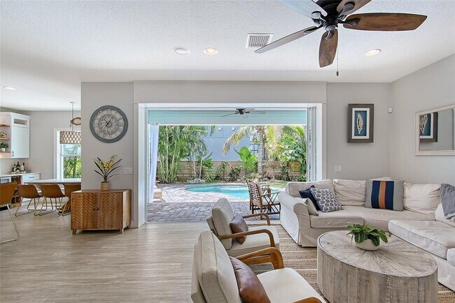 Building Photo - 1738 Siesta Dr
