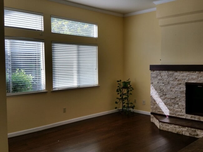 Building Photo - Charming 3-Bedroom Home in Folsom – Availa...