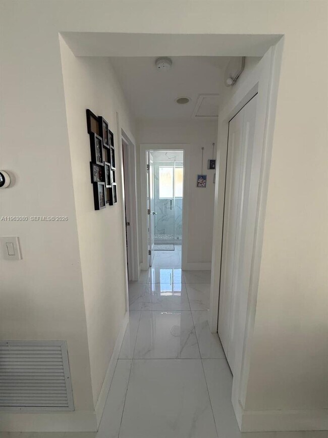 Building Photo - 9611 Jamaica Dr