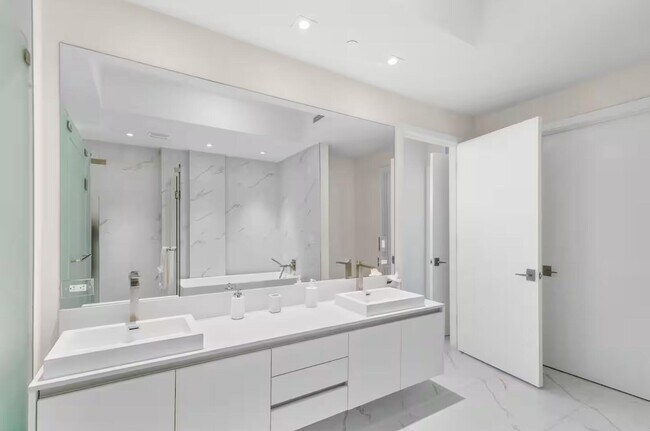 Building Photo - 3100 N Ocean Dr