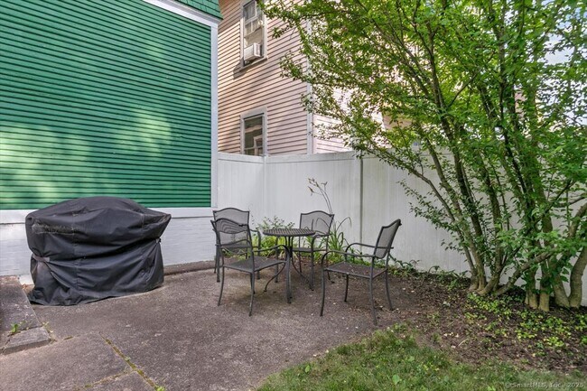 Building Photo - 146 Mansfield St
