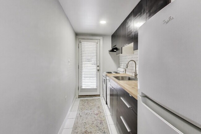 Building Photo - 646 Keefer Pl NW