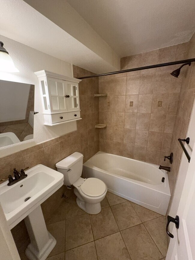 Building Photo - Location! Location! 2bd 1 ba Condo mere bl...