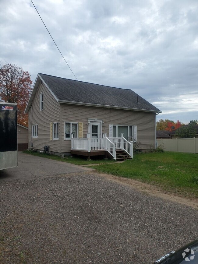 Building Photo - 4 bedroom in Hibbing