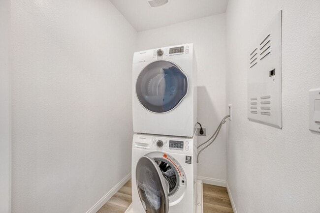 Building Photo - Stylish 3-Bed Modern Home Near St. Rose Pkwy + WiFi Included