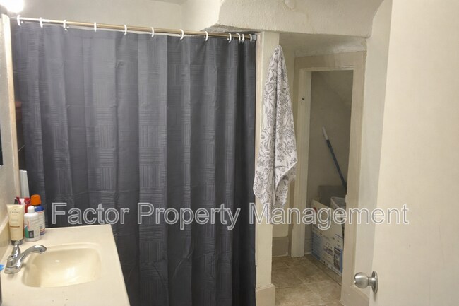 Building Photo - 103 Locust St