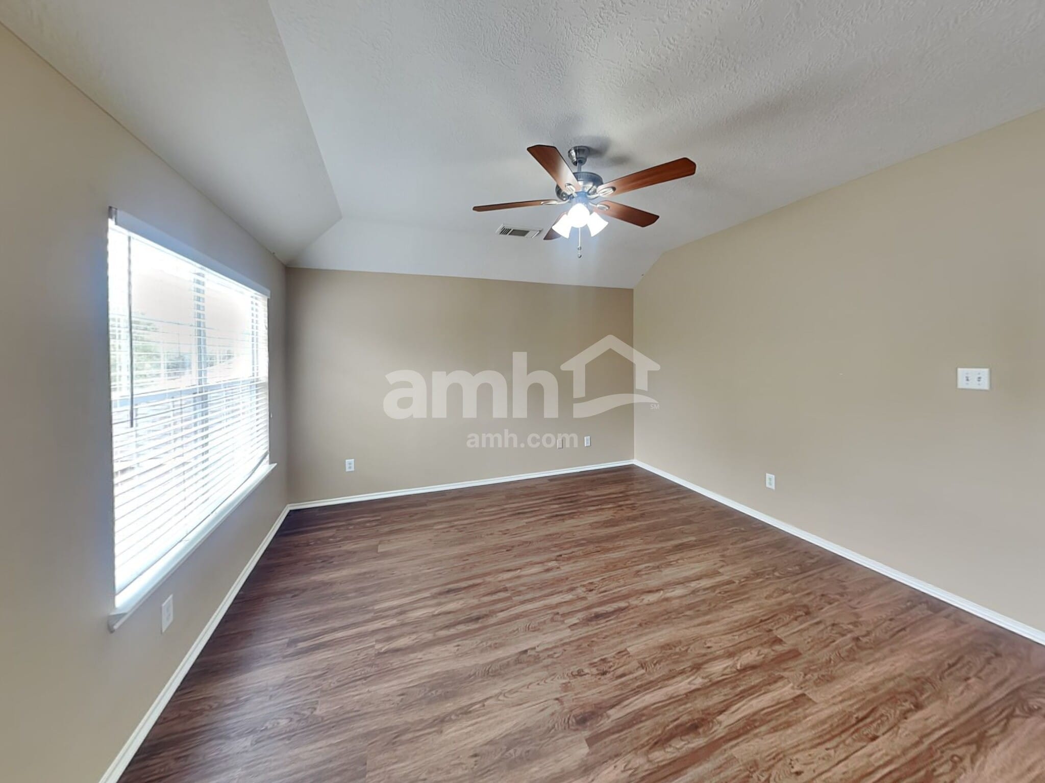 Building Photo - 8918 Farm Ridge Ln