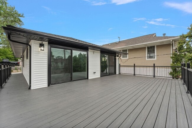 Building Photo - 3 Bedroom 2 Bath Beach House