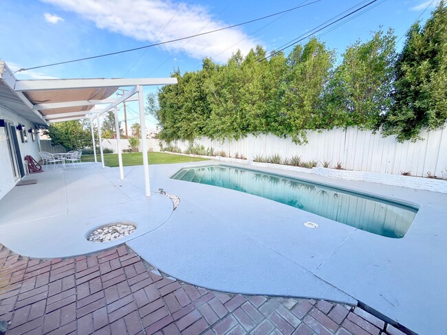 Building Photo - Long Term - 3 Bed 2 Bath House with Pool i...