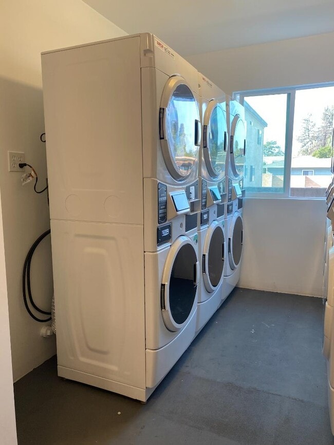 Building Photo - 24832 Walnut St