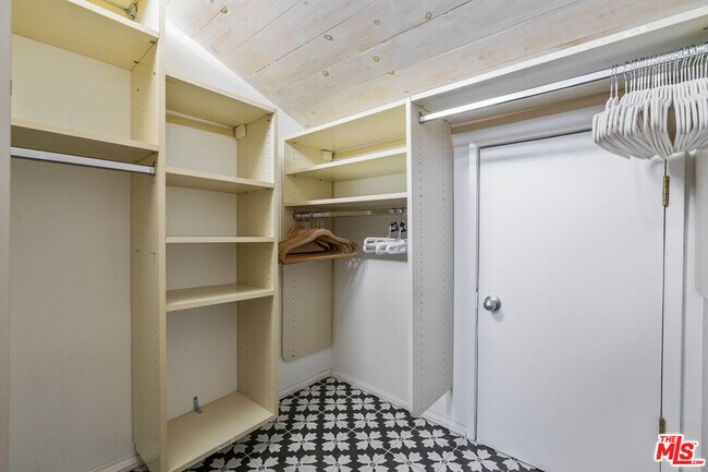 Building Photo - 723 Westmount Dr