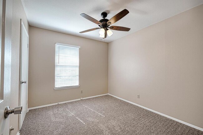 Building Photo - 4906 Gladeview Dr