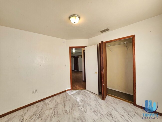 Building Photo - 4 Bedroom, 3 Bath HOUSE with a detached 1 Bedroom and 1 bath in Lakeland *MOVE-IN SPECIAL*