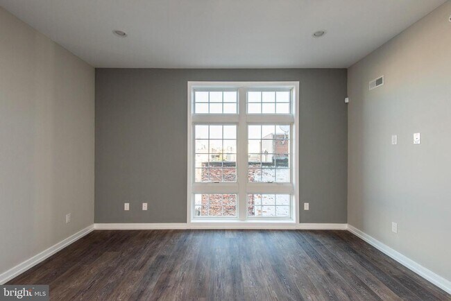 Building Photo - 1340 S 13th St