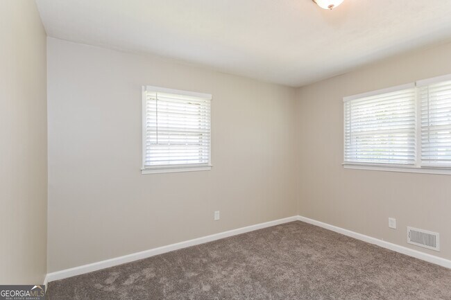 Building Photo - 5613 Woodland Dr