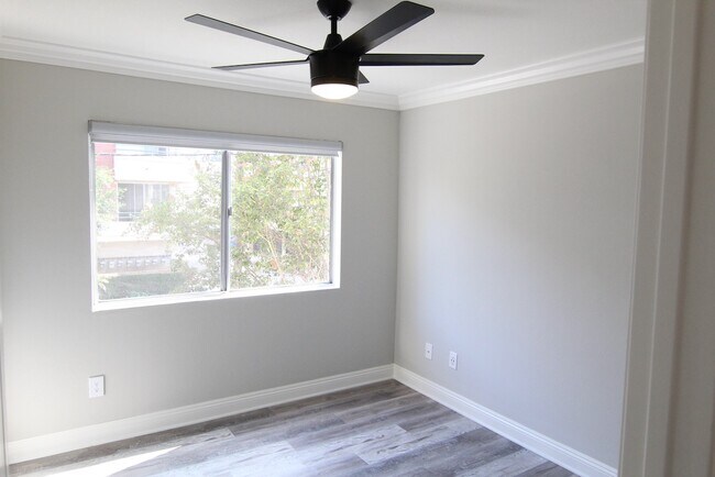 Building Photo - 1450 S Bundy Dr