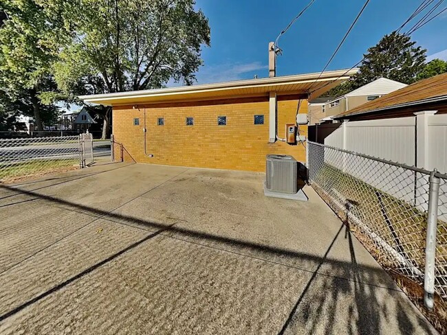 Building Photo - 10125 Kent St