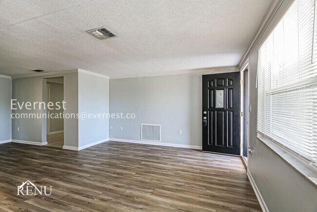 Building Photo - 3 Bed - 2 Bath Cozy Living in the Heart of...