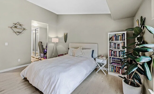 Building Photo - This spacious Norris Canyon condo will del...