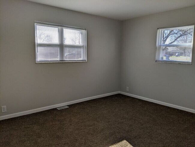 Building Photo - 2 Bedroom Brick Duplex North Terre Haute