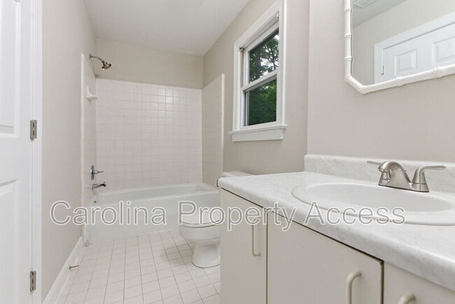 Building Photo - 102 Markham Dr