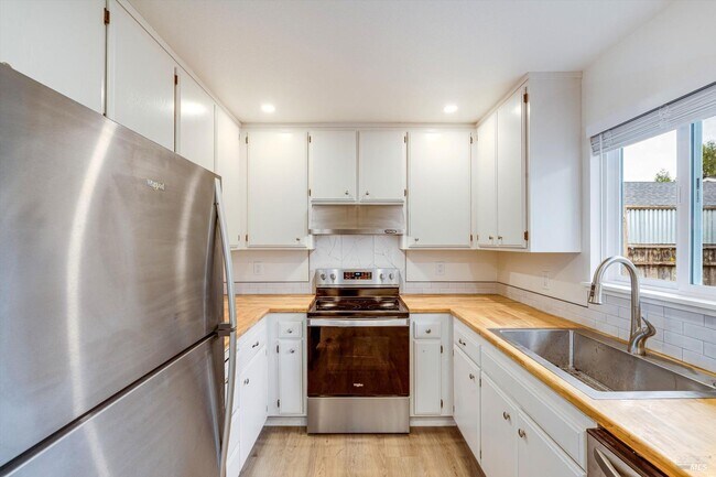 Building Photo - 310 Boyce St