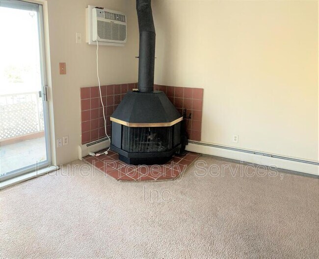 Building Photo - 1300 Golden Cir