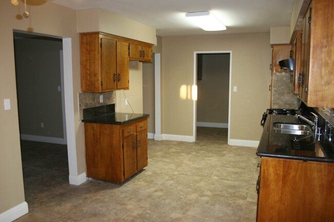 Building Photo - Remodeled 3 Bedroom Home in Northeast Bake...