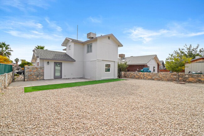 Building Photo - 12115 Royal Woods Dr