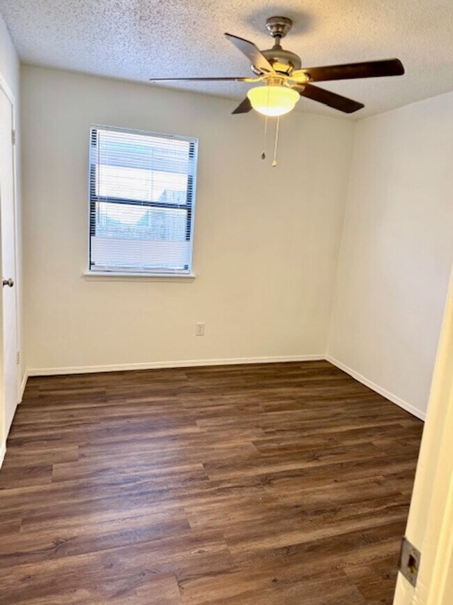 Building Photo - Very nice updated 2 bedroom / 2 bath Duple...