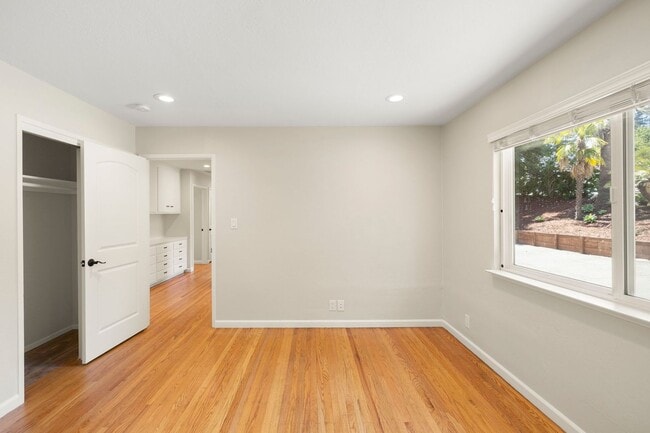 Building Photo - Spacious Menlo Park Retreat with 6 Bedroom...