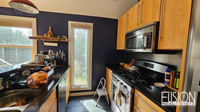 Building Photo - Contemporary 3 bed/2.5 bath on 10 Private Acres with Deeded Lake Access down the Road!