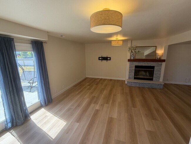 Building Photo - GORGEOUS SPACOUS HOMESTEAD!!!
