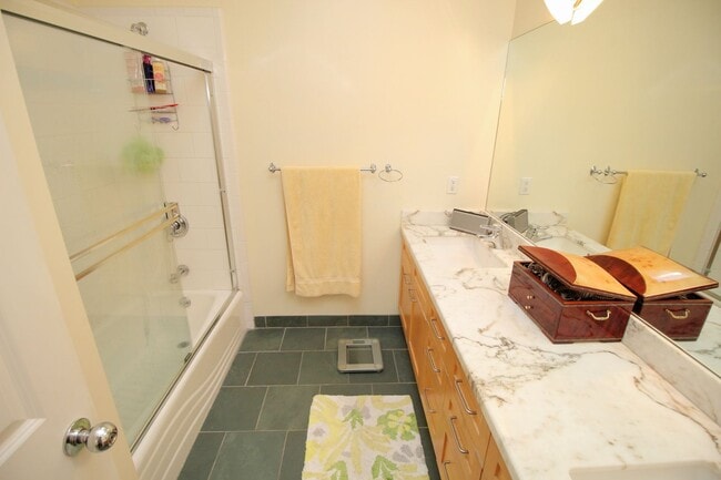 Building Photo - Best deal in the Dogpatch! Spacious top floor 2 bedroom loft. Plenty of natural light and up to d...