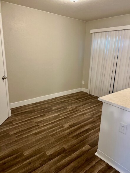 Dining area - 754 S Patton Ct