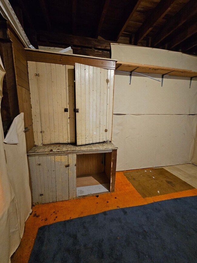 Building Photo - Spacious 3 Bedroom, 1 Bath Apartment