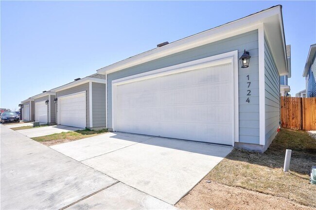 Building Photo - 1724 Artesian Spgs Xing