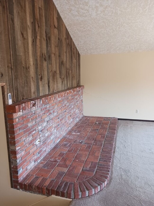 Building Photo - 708 Highland Dr