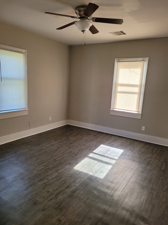 Building Photo - 305 Walker St