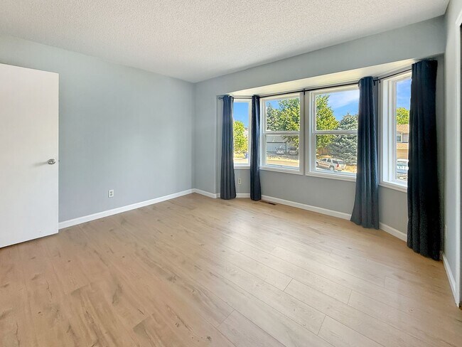 Building Photo - $0 DEPOSIT OPTION. SPACIOUS 5-BEDROOM CENT...