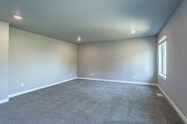 Building Photo - Spacious 4 bed home in Cascade Vista Commu...