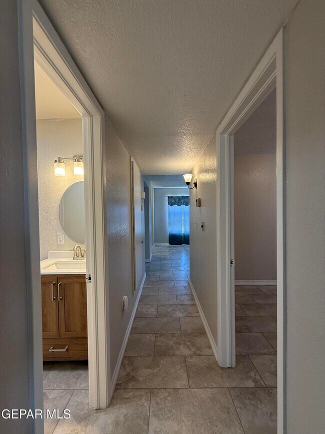 Building Photo - 955 Versailles Dr