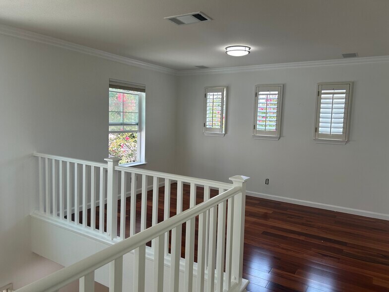 Upstairs Loft - 2553 McLaren Ln