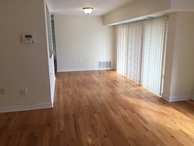 Building Photo - 6310 Hil-Mar Dr