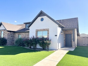 Building Photo - Beautiful Townhome in Viridian!