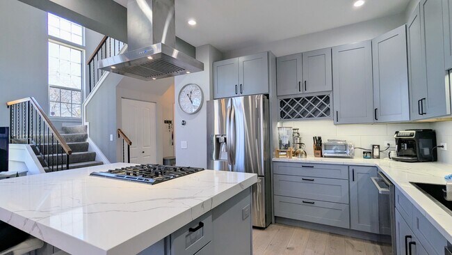 Building Photo - 40 N Golfview Ct