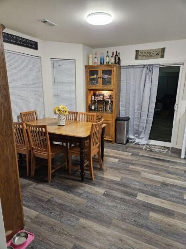 Building Photo - Charming, centrally located, 3 Bed 2 Bath ...