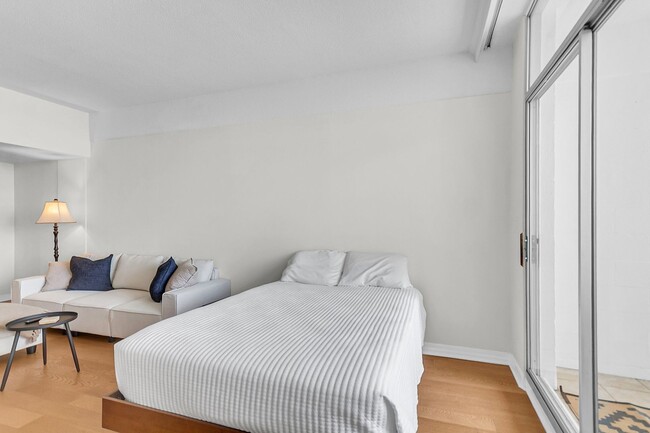 Building Photo - Downtown Charleston Living with Stunning Views