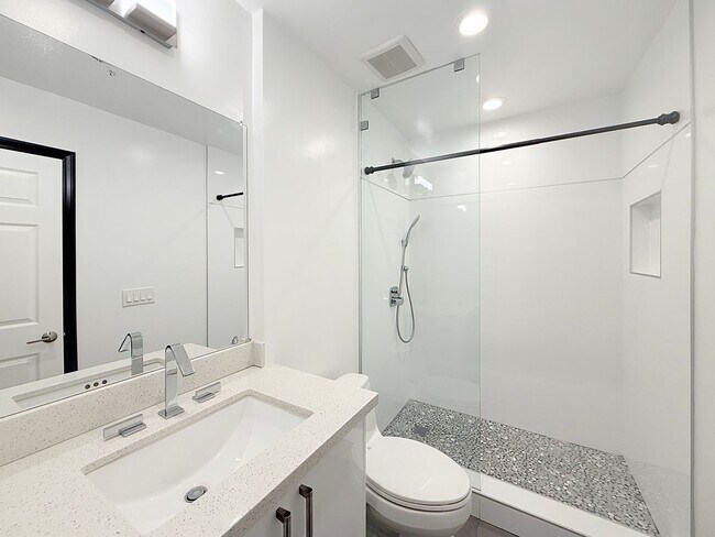 Building Photo - Stunning 2 bed/1.5 bath condo in the desir...